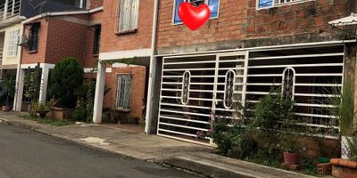 VENTA CASA EN JAMUNDI BARRIO: URBANIZACION SIGLO 21.  DOS PISOS. Cuenta con : Garaje cubierto para un carro, Sala comedor, 1 baño social. Cocina grande semi-integral, 1 habitación. Zona de oficios. 2 piso: 4 habitaciones, 2 baños, 1 estudio, 1 Star, ventanales amplios, Cuenta con todos los servicios al día, no tiene deuda ,esta al día de impuestos. área es de 72mts/cuadrados. PRECIO VENTA: $235MILLONES.NEGOCIALES.