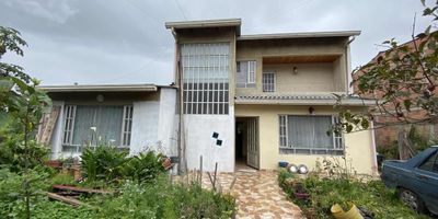 [VEN] ID HOUM: 152640

En Houm te ayudamos de forma fácil y segura. Los beneficios de comprar con nosotros:
    • Te ayudamos a conseguir financiamiento a través de una asesoría personalizada
    • Mediación y seguimiento de todo el proceso
    • Ponemos a tu disposición profesionales en notariado, registro y asesoría jurídica
¡Solo te preocupas de las firmas!

Casa en venta, ubicada en el barrio Parmalat, con una superficie construida de 156.00 m² y superficie total de 530.00 m². 

Sus principales características son:

    • 4 dormitorios
    • 4 baños
    • No Admite mascotas
    • 3 parqueaderos
    • Año de construcción: 2012
    • Bodega
            
Si compras con nosotros, te brindamos asesoría personalizada durante todo el proceso.
        
Más que una inmobiliaria, somos Houm.
*Aplican T&C