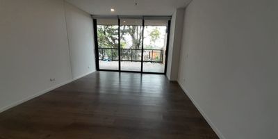 El apartamento contiene cuarto principal con baño privado y vestier privado, con baño privado y  con sala, comedor, cocina abierta, baño social , 2 parqueaderos independientes.el  gym, zonas verdes, lavanderia, parqueaderos de visitantes, porteria 24/7. Proyecto ubicado en alto de las palmas a 15 minutos del aeropuerto, 3 minutos del mall indiana,