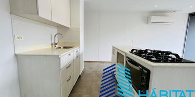 Arrienda apartamento en unidad cerrada en envigado sector esmeraldal con 2 alcobas, 2 vestier, 2 baños , sala comedor, balcón amplio con pérgola, cocina integral abierta con red de gas,ascensor, cuarto util, parqueadero, piso en madera laminada , piscina , gimnasio, juegos infantiles,aire acondicionado, salon social, calentador a gas, porteria 24, área apto 76 metros + balcon 20 metros .