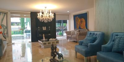 Casa en venta y arriendo en unidad cerrada ubicada en sector residencial, entorno tranquilo, con poco flujo vehicular y tránsito de solo residentes. Fácil acceso a vías principales, rutas de transporte público, cerca a centros comerciales, almacenes de cadena, supermercados, restaurantes y gran variedad de servicios complementarios de la zona. Cuenta con un área total de 529 M2, 3 niveles, piso en mármol, chimenea, sala y comedor independientes, estudio, biblioteca, estar de tv, 4 alcobas con baño en cada una y vestier en la principal, baño social, tina, jacuzzi, turco privado, cocina  integral abierta tipo americano, alcoba y baño de servicio, cuarto útil, zona de ropas, balcón, terraza  y parqueaderos paralelos cubiertos.  Conjunto cerrado con amplias zonas verdes, vigilancia y portería 24 horas y circuito cerrado de tv.   Inmueble sujeto a verificación de disponibilidad.