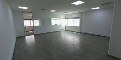Oficina para arriendo, moderna oficina de 97 metros cuadrados, ubicada en el exclusivo sector de El Poblado, ideal para empresas que buscan un espacio funcional y bien ubicado. Cuenta con baño, cocineta, parqueaderos, área para rack de servidores, puerta vidriera de acceso, oficinas internas distribuidas  y se encuentra en edificio inteligente con todas las comodidades tecnológicas. Para más información, comunícate con nuestras líneas de atención al cliente. ¡Tu próximo espacio de trabajo te espera!