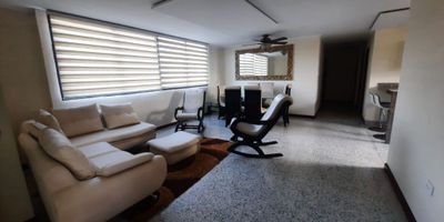 Apartamento  de tres  alcobas  mas  estudio  de  110 metros  cuadrados,  cuenta con sala-comedor, cocina integral mixta,  se  arrienda  sin amoblar  en $2.000.000,  el  edificio  no tiene  ascensor  esta en  tercer  piso,  dos  baños,  cuarto  y baño  de  servicio, zona de labores, se encuentra  cerca al  centro comercial  VIVA,  restaurantes  entre  otros.