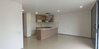 Se arrienda moderno apartamento en Envigado de 90 m, con excelente distribución y acabados contemporáneos. Cuenta con 2 habitaciones, la principal con baño privado y vestier, un baño social, sala de estar, sala-comedor, cocina integral abierta, balcón, dos parqueaderos en línea doble lineal y cuarto útil. Ubicado en unidad residencial completa con portería 24 horas, piscina, cancha deportiva, jacuzzi, sauna, gimnasio, salones sociales, zona de coworking, parqueaderos comunes y sistema de riego en zonas verdes. Ideal para quienes buscan confort, seguridad y una excelente ubicación
