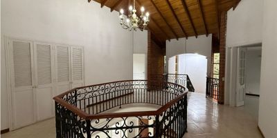  

Lote: 3.000 mts Aproximadament Casa: 500 mts Parqueadero: 2 cubiertos 8 externos Habitaciones: 5 Baños: Biblioteca o Sala Cine: 1 Grande Sala comedor: 1 Sala TV: 1 Sala exterior: 1 Patio De ropas,1 Cuarto Útil: 1 Unidad con 2 porterías,Estación madera y autopista Medellín-Bogotá .

Intermobiliaria Poblado s.a.s
