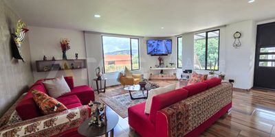 ATOS Inmobiliaria vende en exclusiva casa campestre en Motavita, un municipio cercano a la capital del departamento. Esta propiedad cuenta con tres habitaciones, una de ellas con baño privado y vestier, además de un baño social. Todas las habitaciones tienen clóset. La casa ofrece un diseño de concepto abierto que integra sala, comedor y cocina integral con barra americana. Disfruta de una acogedora chimenea en la sala, oficina y estudio, zona de hamacas, área BBQ y un patio totalmente cubierto con conexión de gas para secadora. También incluye parqueadero cubierto para cuatro vehículos y un depósito. La puedes adquirir por $850.000.000 sin amoblar o preguntar su precio con los muebles que desees quedarte ¡Una excelente oportunidad con acabados de alta calidad! Vive rodeado de naturaleza. No lo pienses más y contáctanos para agendar tu cita.