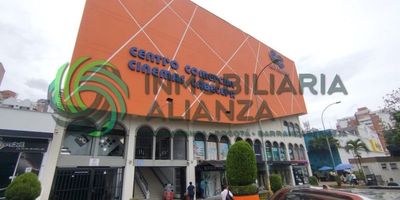 Local bonito cómodo muy bien ubicado  con vitrina en vidrio templado  en centro comercial de cabecera donde se encuentran los cinemas con trafico  de personas en toda la zona comercial en frente del almacén éxito y cc 4 y 5 etapa área de 18 metros 1 salón amplio ventilado iluminado.
