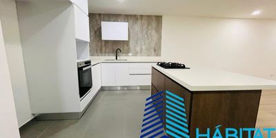 Arrienda apartamento en envigado unidad cerrada sector loma de las brujas, con 3 alcobas, 3 closets, sala comedor, cocina integral en isla,4 baños, biblioteca, balcon, ascensor, cuarto útil, 2 parqueaderos paralelos, visitantes, piscina, gimnasio, parque infantil, salon social, cancha de futboll,squasch,salon social, turco, zona coworking, piso de madera , porteria 24 horas, area 171 metros.