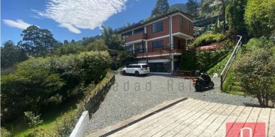 3 habitaciones, 2 closet, 2 Vestier, 3 baños, cocina integral, sala, comedor, 2 balcones, estar, calentador, zona de ropas, baño social, pipeta de gas, cuarto útil, piso en cerámica, 7 parqueaderos, piso 1, área lote 1784 m2, área construida 260 m2, estrato 4. 

Cuenta con portón y control, zonas verdes, zona BBQ. 

Sector cercano a la universidad Ces. 

 
