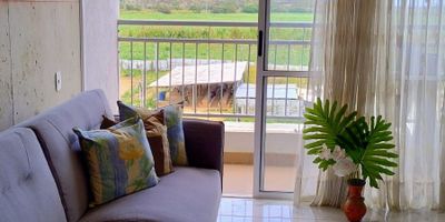 ! EXCELETE OPORTUNIDAD!

El apartamento está ubicado en un 6o. piso, con ascensor, con vista hacia los Farallones y ciudad Melendez, sector del Valle del Lili,   consta de : Sala Comedor, Balcón, Alcoba 1, Alcoba principal con espacio para baño y vestier, sala de TV u opción 3a. alcoba, zona de trabajo, baño auxiliar con acabados sencillos, hall, zona de ropas y cocina y piso en cerámica, la obra blanca y madera aun  sin terminar..   Garaje propio para un auto en sótano.

El Conjunto residencial, consta de 6 torres de 12 pisos, para un total de  288 apartamentos, zona de parqueo para visitantes, piscina para adultos y para niños,  salón social, juego de niños, parqueaderos internos en plataforma y en sótano, planta eléctrica, vigilancia 24 horas, cerca eléctrica. 

 

Es una zona de excelente ubicación en el sur del Valle del Lili, tranquila, con futuro desarrollo, rodeada de parques y espacios para caminar, cerca de Universidades, Clinica Valle del Lili, jardin plaza, ciudad Jardín y