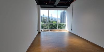 Oficina en arriendo y venta ubicada sobre vía principal, cerca a centros comerciales, restaurantes, supermercados, con conexión a rutas de transporte público y gran variedad de servicios complementarios del sector. Cuenta con piso en madera, 1 espacio, baño privado, cocineta, cableado de red, aire acondicionado central y parqueadero cubierto. Edificio con ascensor, auditorio, bahía de parqueo, baños comunales, parking visitantes sin costo, vigilancia y portería 24 horas, citofonía y circuito cerrado de tv. Inmuebles sujetos a verificación de disponibilidad