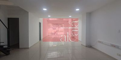 Local comercial en arriendo Envigado, ideal para negocios que requieren visibilidad y excelente ubicación. Cuenta con 156m² distribuidos en doble altura, mezanine, 2 baños, zona de ropas y ventanales que brindan buena iluminación natural. Ubicado en zona comercial con alto flujo peatonal y vehicular, cerca de colegios, universidades, parques, supermercados, centros comerciales y vías principales como Las Vegas y la Avenida El Poblado. Excelente opción para inversión en Medellín, en sector estratégico con acceso a transporte público y zonas residenciales e industriales cercanas.