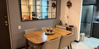 Codigo 18720. ¡Tu nuevo hogar en Suramerica te espera!Ubicación privilegiada en La Estrella, con acceso fácil a transporte y zonas comerciales.Descubre este apartamento de 69 m² con espacios iluminados. Ubicado en una unidad residencial que te ofrece calidad de vida y bienestar.Características: 2 habitaciones, Estudio independiente, Sala-comedor con balcón y vista al exterior, Piso Alto, Cocina integral con barra americana,  Zona de ropas, Parqueaderos y cuarto útil.Amenidades de la unidad: Piscina para disfrutar con familia y amigos, Cancha  de futbol, pista de triciclos, Juegos infantiles, Sendero ecológico, Salón de juegos, Porteria 24 horas, Parqueaderos para visitantesUna oportunidad única para vivir o invertir en un lugar con calidad de vida! 