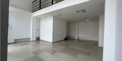 ¡Increíble oportunidad de inversión en la encantadora ciudad de Armenia, en el hermoso departamento de Quindío! Este amplio local comercial de 198 M2 de área construida y privada es la opción perfecta para aquellos emprendedores que buscan establecer su negocio en una ubicación estratégica y de alto flujo comercial.

Su diseño moderno y funcional, combinado con acabados de alta calidad, como su suelo de cerámica/mármol, garantizan una presentación impecable y una excelente primera impresión para tus clientes. Además, su luminosidad natural y amplitud brindan un ambiente acogedor y atractivo para cualquier tipo de negocio.

El local cuenta con 2 espaciosos baños, lo que lo hace especialmente cómodo para atender a tus clientes y empleados. También cuenta con los servicios de agua, lo que garantiza un espacio de trabajo funcional y adaptado a tus necesidades.

La ubicación del local es simplemente inmejorable, ya que se encuentra en una zona privilegiada de la ciudad, con acceso pavimentado y cerca de la zona urbana. Además, su ubicación sobre una vía principal y en una zona comercial estratégica te brinda una visibilidad y exposición excepcionales para tu negocio.

Si buscas una excelente opción para establecer tu oficina o negocio en una ciudad en crecimiento y con un alto potencial de desarrollo económico, este es el local ideal. Además, cuenta con la ventaja de estar cerca del transporte público, lo que facilita el acceso tanto para tus clientes como para tus empleados.

No dejes pasar esta oportunidad única de adquirir un local comercial en una de las ciudades más importantes del Quindío, ¡contáctanos ahora mismo y agenda una visita para conocer más detalles y tomar la mejor decisión para tu negocio!
