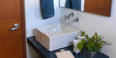 Codigo 10531. Hermosa vista de 360 grados a las montañas del Valle de Sopó. En este lugar encontraras esta casa campestre ubicada a 7 minutos del pueblo de La Calera en una zona custodiada por base militar. El lote de 9.000 mt2 te brinda un estilo de vida tranquilo y privilegiado. La casa principal de 300 mt2 y 2 pisos, cuenta con 3 habitaciones con baño, estudio, sala con chimenea, comedor principal, cocina abierta con CBS, lindo estudio con ventanales para apreciar la imponente vista. Terraza con deck en el 1 ero y 2 do piso. Con todos los servicios y casa de cuidandero. Cerca eléctrica, depósito y portón eléctrico.