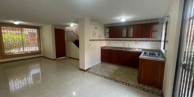 Casa de 2 Niveles: Piso 1: Salón Comedor, cocina integral, baño social, patio de ropas, garaje, jardín nativo. 2 Piso: salón amplio con doble balcón y vista al jardín, con posibilidad de cerrar con alternativa de otra habitación, 2 habitaciones con closet baño compartido, sala de star.