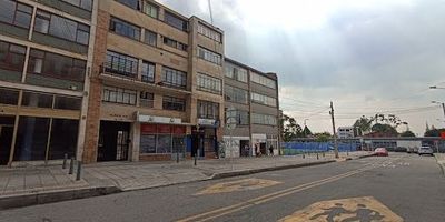 Edificio de cuatro niveles en arriendo ubicado en el sector de Sucre, cuenta con un área construida de 1.000 mts, area de oficina de 8.650 mts, area de mezanine se 100 mts, Area de Lobby 50 mts, area de bodega de 200 mts, puertas de ingreso amplias, oficinas con buena iluminacion, ventilación natural, instalación de aire acondicionado, servicio de vigilancia remota, cableado de internet, 5 parqueaderos dobles, 5 baños con batería, un deposito, cocina integral, estufa eléctrica, pisos en cerámica, vidrios Antiruidos, Altura Interna, Vista Panorámica. sus vías de acceso son la Av. Carracas y cerca del trasporte público. para más información comuníquese con el ejecutivo comercial daniel pabon al celular o whatsapp 3154318202 o al correo daniel.paboninmobiliariasaliadas.com




excelente vista panorámica al occidente, un balcón, terraza,  garaje cubierto doble,  se encuentra ubicado en un quinto piso. El valor del canon es más administración. Adicional el edificio cuenta con ascensor, citófono, zonas de niños, zona BBQ a gas, servicio de la luz gratis y vigilancia las 24 horas. sus vías de acceso son Carrera 7, Carrera 9, Calle 127 y cerca del trasporte público.
