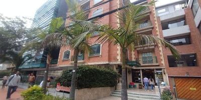 Oficina en arriendo con estilo clásico italiano ubicado en chico norte, cuenta con 72 mts2, oficina con dos modulares, dos baños privados, una cocina sencilla, garaje cubierto doble y deposito, sus  pisos son en porcelanato Y madera laminada, con buena iluminación natural, esta ubicado en un cuarto piso con ascensor. vías de acceso por la cale 98 y cra 14 a poca distancia de transporte publico y zonas verdes. para más información comuníquese con el ejecutivo comercial juan genoy al celular o whatsapp 3187355591, o al correo juan.genoyinmobiliariasaliadas.com y dejar sus datos en contactar al anunciante.