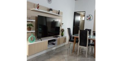 ? ¡Se vende hermoso apartamento en Campo Valdés!
Ubicado en una zona residencial tranquila, a solo 2 cuadras de la estación Manrique del Metroplús y del Calvario. Cerca de colegios, parques, rutas de transporte, y una variada oferta gastronómica. ¡Ideal para vivir cómodo y conectado!

✨ Características:

2 habitaciones amplias con puertas y clóset (una con balcón)
1 baño moderno en dribol y ojos de buey
Sala-comedor espaciosa (incluye centro de entretenimiento)
Cocina integral con barra en mármol 
Patio enchapado 
Calentador de agua a gas
60m² bien distribuidos
Estrato 3

? Muy iluminado, ventilado y listo para habitar. ¡Una excelente oportunidad para tu nuevo hogar!
? Escríbeme para más info o para agendar visita.

( Area sujeta a escrituras)
