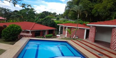 ¡Casa Campestre en Venta en Santágueda, Palestina! ??

Disfruta del clima cálido y la tranquilidad del campo en esta hermosa propiedad ubicada en uno de los sectores más apetecidos del Eje Cafetero. Ideal para vivir, descansar o invertir.

Dos Casas en un Solo Terreno:
La propiedad cuenta con dos viviendas independientes.
?️ Casa 1: 3 habitaciones, 2 baños, sala-comedor y cocina.
?️ Casa 2: 2 habitaciones, 1 baño y zona de ropas.
Además, comparten un área social perfecta para reuniones, con baño adicional, ideal para disfrutar en familia o con amigos.

Espacio y Comodidad:
Con un terreno de 1.530 m² y 320 m² construidos, esta casa campestre ofrece amplias zonas verdes, parqueadero para 6 vehículos, y acceso a zonas comunes como 2 piscinas y un lago, dentro de un conjunto con vigilancia 24 horas.

Ambiente Natural y Seguro:
Ubicada en un entorno rodeado de naturaleza, ideal para quienes buscan bienestar, descanso y una excelente calidad de vida, con la seguridad de un conjunto cerrado.

¡Vive o invierte en una casa de campo con todo lo que necesitas! Contáctanos para más información o agendar tu visita.


