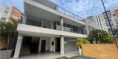 Este hermoso apartamento de 83 mts, ubicado en el noveno piso de un conjunto residencial con excelente ubicación en estrato 5, es la opción ideal para quienes buscan un espacio moderno e iluminado. Cuenta con 3 cómodas habitaciones, 3 baños (uno de ellos medio), cocina integral y un amplio balcón que se integra a la sala-comedor y se convierte en el lugar perfecto para recibir a familiares y amigos. También cuenta con espacio para estudio o sala de TV y parqueadero propio en plataforma. Con una distribución funcional, cada rincón de la propiedad ha sido diseñado para ofrecer comodidad y estilo. La luz natural invade cada habitación gracias a sus amplias ventanas, creando un ambiente acogedor y relajante. El conjunto residencial cuenta con club house de tres plantas con gimnasio, turco, dos salones sociales, terraza y piscina para adultos y niños. Además, la ubicación privilegiada, a diez minutos caminando del centro comercial Jardin Plaza y del Exito de Valle del Lili, convierten este apartamento en una excelente opción para quienes buscan comodidad y estilo. Contáctanos para agendar tú visita. 
