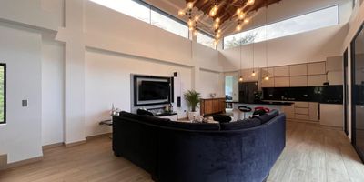 Casa en arriendo en unidad cerrada, ubicada en sector tranquilo, de tránsito solo para residentes, es un entorno muy natural y de gran desarrollo urbanístico con fácil conexión a vías principales y servicios complementarios de la zona. Cuenta con un lote de gran extensión Aprox. 1,900M2, 2 niveles, piso en cerámica, puerta de seguridad, sala comedor, estudio, biblioteca, estar de tv, 4 alcobas con vestier y baño en la principal, baño social, cocina integral abierta tipo americano, alcoba y baño de servicio,cuarto útil, zona de ropas, balcón, terraza, jardín y parqueaderos lineales y paralelos 2 cubiertos. El conjunto cuenta con zonas sociales que incluyen gimnasio, salón social, parques infantiles, cancha de squash, amplias zonas verdes, vigilancia y portería 24 horas, citofonia y circuito cerrado de tv.   Inmuebles sujetos a verificación de disponibilidad