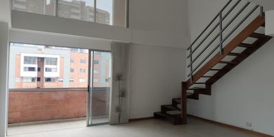 Apartamento en arriendo en unidad cerrada, ubicada en un sector residencial, con fácil acceso y salida a vías principales, conexión a rutas de transporte público y gran oferta de servicios complementarios como supermercados, centros comerciales, estaciones de servicio, restaurantes, servicios educativos y culturales. Cuenta con 2 niveles, piso en cerámica, puerta de seguridad, sala comedor, estar de tv, 4 alcobas con vestier y baño en la principal, baño social, cocina integral abierta, alcoba y baño de servicio, cuarto útil, zona de ropas, balcón y parqueadero independiente cubierto  . Conjunto cerrado con ascensor y zonas sociales que incluyen piscina, gimnasio, salón social, turco, parques infantiles, placa deportiva, zonas verdes, vigilancia y portería 24 horas y circuito cerrado de tv.  Inmuebles sujetos a verificación de disponibilidad