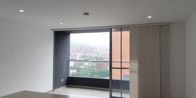 Apartamento en arriendo en unidad cerrada ubicada en sector residencial, con fácil acceso y salida a vías principales, rutas de transporte público, cerca a museos, clínicas, centros comerciales, restaurantes y gran variedad de servicios complementarios de la zona. Cuenta con piso en porcelanato y madera, sala comedor,  estar de tv, 2 alcobas con baño en cada una y vestier en la principal, baño social, cocina integral abierta tipo americano, cuarto útil, zona de ropas, balcón y parqueadero independiente cubierto. Conjunto cerrado con ascensor y zonas sociales que incluyen piscina, gimnasio, salón social,  turco, parques infantiles, cancha de squash, vigilancia y portería 24 horas y circuito cerrado de tv. Inmuebles sujetos a verificación de disponibilidad