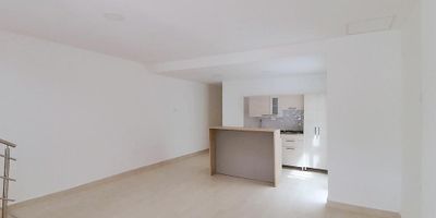 ¿Casa dúplex en arriendo y funcional? ¡La tenemos! Se encuentra ubicada en el barrio Las Mercedes Norte de la ciudad de Barranquilla, cuenta con un área de 130m2. Posee terraza enrejada con espacio para parquear 1 vehículo, 3 alcobas, 2 baños, sala-comedor, cocina semi-integral, balcón, hall de alcobas, patio y área de labores. ¡Pregúntanos por este inmueble y te acompañamos a visitarlo!