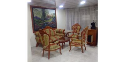 Casa en venta en Chipre Manizales

Oportunidad para quienes buscan una casa de 160 m2 privados en tres niveles diseñada para vivir con confort. Ideal para familias que valoran la iluminación natural y los acabados de calidad. Este hogar en estrato 4 combina espacios amplios y funcionales.

Descripción de la propiedad

La sala comedor se conecta con la cocina semi integral con gas domiciliario y zona de lavandería optimizada. Cuatro habitaciones con clósets y doble ventana reciben luz natural y ofrecen ventilación. Dos baños con acabados en cerámica y mármol garantizan resistencia y estilo, el balcón y el garaje completan el confort.

Descripción del entorno y acceso

Ubicada en Chipre en una zona residencial segura con acceso pavimentado y transporte público cercano. Cerca de centros comerciales colegios y zonas comerciales para una vida práctica. La proximidad a áreas turísticas y al gimnasio brinda opciones de ocio.

Contáctanos

Escríbenos por WhatsApp para agendar tu visita y resolver tus consultas sobre esta casa en Chipre Manizales. Nuestro equipo te brindará asesoría cercana para hacer realidad tu próximo hogar.
