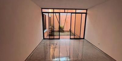 Se alquila excelente inmueble, ubicado el sector del Ingenio, sur de Cali - primer piso de casa bifamiliar,   consta de amplia sala comedor,  2 cuartos, baño de alcobas, amplia cocina integral, patio  y un estacionamiento, patio interior, clósets, gas domiciliario,. situado frente a lindo parque, cerca a vía principal, centros comerciales cercanos, zona urbana, colegios/universidades,  parqueadero visitantes,  transporte público cercano,  zonas residenciales.