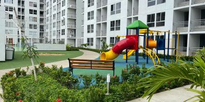 Apartamento nuevo para estrenar en Territorio Mío. Te presentamos esta excelente oportunidad de vivir en uno de los conjuntos residenciales más completos y tranquilos de la ciudad. Este moderno apartamento, totalmente nuevo, está listo para entregarse y convertirse en tu nuevo hogar. 2 alcobas con clósets empotrados, perfectas para el descanso y la organización. 2 baños modernos y funcionales. Cocina integral, con acabados contemporáneos y excelente distribución. Zona de labores independiente para mayor comodidad. Apartamento nuevo para estrenar, con acabados frescos y espacios bien iluminados. Ubicado en Territorio Mío, un conjunto cerrado que ofrece seguridad, zonas comunes, y fácil acceso a transporte, comercio y colegios.