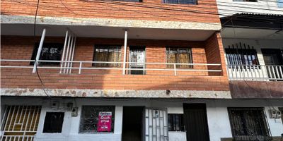 ?Arriendo Local O Apartaestudio  Castilla La 69  ?

CANON $800.000 

VENTA $105.000.000

? Entorno:


 Excelente sector 
 Se encuentra ubicado En un primer piso, en punto extrategico para desarrollar tus proyectos.
 Rutas de transporte 


✅ Características:


 Espacio con un área privada de 15mts aprox
 Baño
 Servicios de Luz Prepagada 


Nota. Se puede para Apartaestudio por valor de $750.000

 
