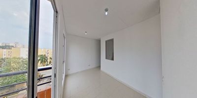 Este acogedor apartamento se encuentra en el quinto piso con acceso por escaleras, cuenta con sala-comedor, cocina integral, Zona de oficios, 2 baños, 3 habitaciones. Zonas comunes: Piscinas para adultos y niños, Cancha de fútbol y parque infantil. Parqueadero comunitario. El conjunto residencial está ubicado en el tranquilo barrio Bochalema, con fácil acceso a vías principales, centros comerciales, colegios, universidades y supermercados. La zona ofrece un entorno seguro y familiar.
Contáctanos para más información o agendar una cita.