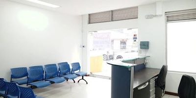 ¡Local tipo clínica ideal para servicios médicos, odontológicos o estéticos!
Disponible para arriendo, este inmueble cuenta con una excelente distribución en dos niveles y está amoblado y aire acondicionado, diseñado para ofrecer comodidad, funcionalidad y una imagen profesional. En el primer piso encontrarás una vitrina exhibidora de gran visibilidad, sala de espera, recepción, siete consultorios (dos de ellos con baño privado), baterías de baños para personas con discapacidad y zona de aseo con poseta.
En el segundo piso, se complementa con otra sala de espera, tres consultorios adicionales y una cocineta equipada con barra americana, ideal como zona de descanso para el personal.
Ubicado en una zona estratégica, este local es perfecto para operar sin necesidad de realizar adecuaciones. ¡Una oportunidad lista para ocupar y potenciar tu negocio desde el primer día! Agente JOSE LUIS TAMAYO 
