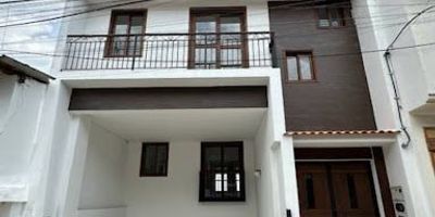 Bemsa renta apartamento para estrenar en zona céntrica del Retiro,  con un área de 102 metros cuadrados, 3 habitaciones cada una con baño, con hermosos acabados, excelente iluminación, cámara de seguridad externa. Excelente ubicación.