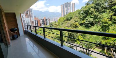 Apartamento en VENTA en un excelente sector, edificio vigilado por cámaras de seguridad. El apartamento tiene muy bonitos acabados, excelente iluminación natural y una vista desde el balcón muy agradable. Zona con buen servicio de transporte público y seguro. Llamanos y agendemos una visita