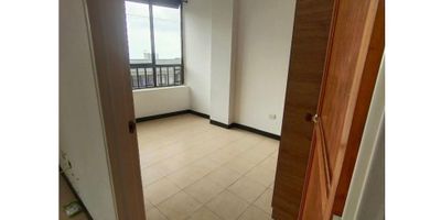 ? Edificio en Venta en Los Alcázares, Manizales | ¡Ideal para inversión! 

Oportunidad única de adquirir un edificio de 3 apartamentos independientes, cada uno con excelente distribución:
? 3 habitaciones, 2 baños, cocina semiintegral, zona de ropas, espacios amplios y muy iluminados.
? Cada apartamento genera renta de $1.200.000 mensuales.
? Cuenta con 3 parqueaderos cubiertos.

Ubicado en zona residencial y comercial, con cercanía a transporte público y parques. Ideal para vivir de la renta o desarrollar un proyecto familiar o empresarial.

Área construida: 268 m²
Estrato 4 | Servicios independientes

¡Una inversión segura y rentable en el corazón de Manizales! 


 
