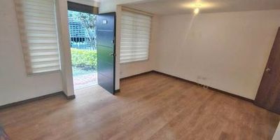 Hermosa casa de aproximadamente 98 m2. Cuenta con sala comedor, 3 habitaciones con su respectivo closet, cocina totalmente integral, 3 baños y uno de ellos privados, patio de ropas, balcón en todas las habitaciones y parqueadero privado. Pueden hacer uso de zonas verdes, piscina, gimnasio, salón social y juegos infantiles. Ubicado cerca al centro principal de Mosquera, a 15 minutos del Centro comercial Ecoplaza, Mall Meridiano de Novaterra y Homecenter, posee gran facilidad de acceso a transporte público, cómodas vías de acceso como Calle 13 y Calle 80.
