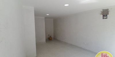 Código: 9559. 1° Piso con edificación de 6 pisos. Acceso al inmueble: Directo a la vía, sendero y peatonal y escalas. Cuenta con acueducto y baño interno. Disponible para venta, Código: 5154.