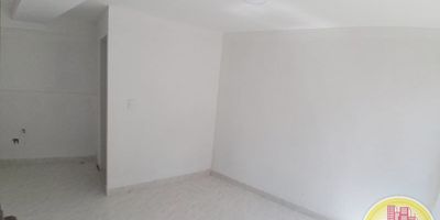 Código: 9561. 1° Piso con edificación de 6 pisos. Acceso al inmueble: Directo a la vía, sendero peatonal y escalas. Cuenta con acueducto y baño interno. Disponible para venta, Código: 5156.