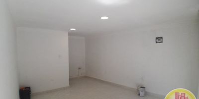 Código: 9558. 1° Piso con edificación de 6 pisos. Acceso al inmueble: Directo a la vía, sendero peatonal y escalas. Cuenta con acueducto y baño interno. Disponible para venta Código: 5153.