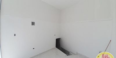 Código: 9562. 1° Piso con edificación de 6 pisos. Acceso al inmueble: Directo a la vía, sendero peatonal y escalas. Cuenta con acueducto y baño interno. Disponible para venta, Código: 5157.