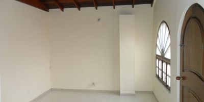 Acogedor apartamento .Ubicado en el corazón de Prado Centro
Se arrienda amplio apartamento en cuarto piso, ideal para quienes buscan comodidad, funcionalidad y buena ubicación.

Con las siguientes características 
Área total 130 mt
2 habitaciones, cada una con clóset
Sala comedor de excelente tamaño, con buena iluminación natural
2 baños completos
Estudio o espacio de trabajo independiente
Cocina integral equipada con red de gas domiciliaria
Zona de ropas independiente
Patio interior
Terraza privada
Balcón con vista exterior
El apartamento se encuentra en una zona central, con fácil acceso a transporte público, centros educativos, comercios y servicios. Ideal tanto para familias como para profesionales.