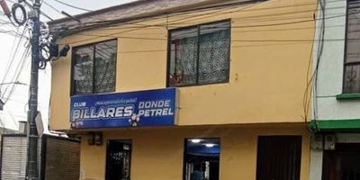 ¡Descubre esta oportunidad de inversión en Dosquebradas, Colombia! Si, es una oportunidad de negocio, casa esquinera con dos rentas, la casa tiene una excelente ubicación en barrio la Graciela -Dosquebradas. En el primer piso se encuentra un billar el cual es muy reconocido en la zona y siendo un punto de referencia en el barrio. En el segundo piso la casa cuenta con dos habitaciones, un baño, una amplia sala comedor y patio de ropa. La casa cuenta con buena iluminación natural. La propiedad, tiene un área construida total de 150 metros cuadrados, ofrece espacio suficiente para personalizar y mejorar según tus gustos y necesidades. IBETH GÓMEZ