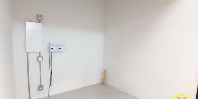 Código: 8811. 1° Piso en edificación de 7° pisos. Acceso al inmueble: sendero peatonal, ascensor y escalas. Costos Mensuales: Canon de Arriendo con Fianza Incluida + Admón. C.C ($335.900). Propietario no responsable de IVA para el 2025.