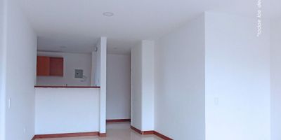 Apartamento para arriendo en Envigado, sector Cumbres, cuenta con un área de 87m², 3 habitaciones, habitación principal con baño y Vestier, 2 closets, baño social, cocina integral, red de gas, sala comedor, piso en cerámica, zona de ropas, calentador, balcón, 1 parqueadero, 1 cuarto útil. Ubicado en unidad cerrada con ascensor, portería 24 horas, zonas comunes como: piscina, gimnasio, salón social, juegos infantiles, sauna y turco; fáciles y cómodas vías de acceso, rutas de transporte. Buscamos su tranquilidad. 

www.cityraiz.com CÓDIGO 19194

Contactanos: 3108401461