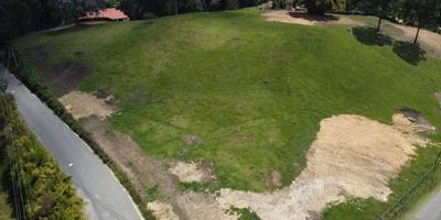 Excelente Lote en arriendo de uso mixto, ideal para sector comercial ya que esta ubicado en un punto muy estratégico, en el corazón de llano grande cerca del aeropuerto y de centros comerciales, muy buena topografía y con excelentes vías de acceso sobre toda la principal del tablazo, muy buena vista, el lote cuenta con un área de 20.000m2 y se entrega con todos los servicios de agua y energía, muy buena oportunidad para tu empresa y negocio.