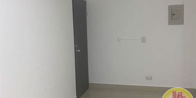 Código: 9772. 5° Piso en edificación de 12 pisos. Acceso al inmueble: Directo a la vía y ascensor. Admón. C.C incluida en el canon de arrendamiento.