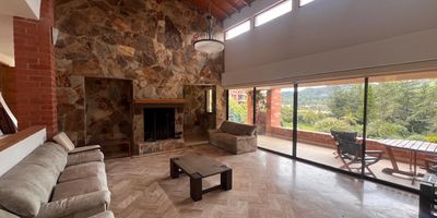 Casa independiente en arriendo  ubicada en un sector campestre, tranquilo y silencioso, con poco flujo vehicular, fácil acceso a vía principal, cerca a supermercados y múltiples servicios complementarios de la zona. Cuenta con un lote de gran extensión Aprox  6,400M2, 2 niveles, piso en mármol, cerámica y madera, chimenea, sala y comedor independientes, 6 alcobas con vestier y baño en la principal, baño social, tina, jacuzzi, cocina integral cerrada tipo americano, alcoba y baño de servicio, zona de ropas, balcón, terraza, jardín y parqueaderos lineales y paralelos 2 cubiertos. Conjunto cerrado con ascensor y zonas sociales que incluyen piscina, gimnasio, salón social, sauna, turco, zonas verdes, vigilancia y portería 24 horas, citofonía y circuito cerrado de tv. Inmuebles sujetos a verificación de disponibilidad